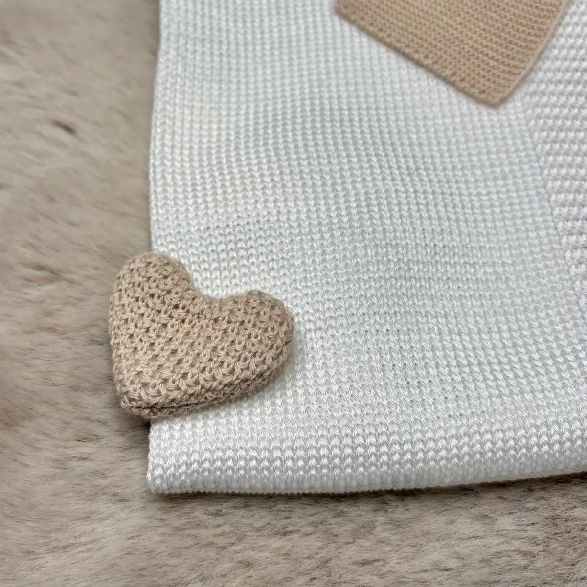 Copertina in filo beige e bianca - Marlù - immagine 3